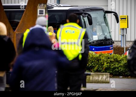 BOXTEL - les voyageurs sont à bord du bus de remplacement à la gare de Boxtel. Le trafic ferroviaire entre Den Bosch et Boxtel sera à l'arrêt pendant au moins une semaine en raison des terriers de blaireau sous le chemin de fer près d'Esch à Brabant. ANP ROB ENGELAR pays-bas sortie - belgique sortie Banque D'Images