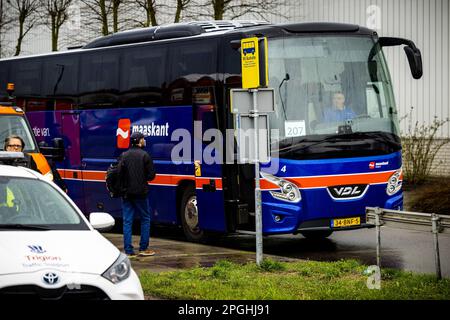 BOXTEL - les voyageurs sont à bord du bus de remplacement à la gare de Boxtel. Le trafic ferroviaire entre Den Bosch et Boxtel sera à l'arrêt pendant au moins une semaine en raison des terriers de blaireau sous le chemin de fer près d'Esch à Brabant. ANP ROB ENGELAR pays-bas sortie - belgique sortie Banque D'Images