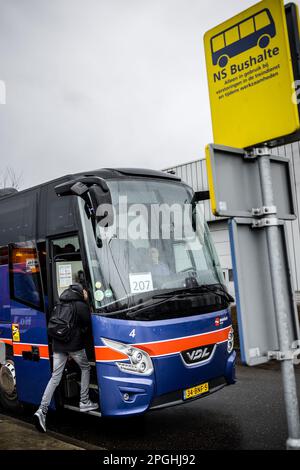 BOXTEL - les voyageurs sont à bord du bus de remplacement à la gare de Boxtel. Le trafic ferroviaire entre Den Bosch et Boxtel sera à l'arrêt pendant au moins une semaine en raison des terriers de blaireau sous le chemin de fer près d'Esch à Brabant. ANP ROB ENGELAR pays-bas sortie - belgique sortie Banque D'Images