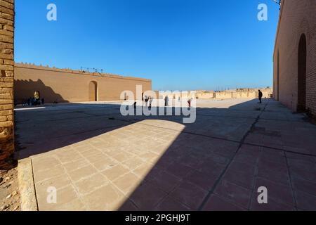 Babylone, Irak - 11 févr. 2023: Vue large de ce qui est censé être le Palais de Nebucadnezzar. Banque D'Images