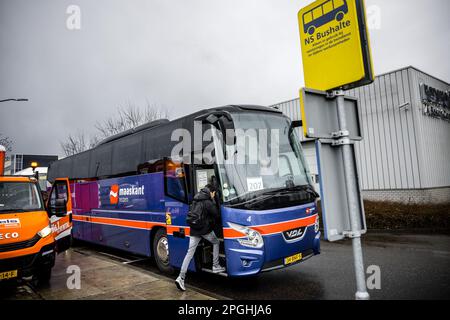 BOXTEL - les voyageurs sont à bord du bus de remplacement à la gare de Boxtel. Le trafic ferroviaire entre Den Bosch et Boxtel sera à l'arrêt pendant au moins une semaine en raison des terriers de blaireau sous le chemin de fer près d'Esch à Brabant. ANP ROB ENGELAR pays-bas sortie - belgique sortie Banque D'Images