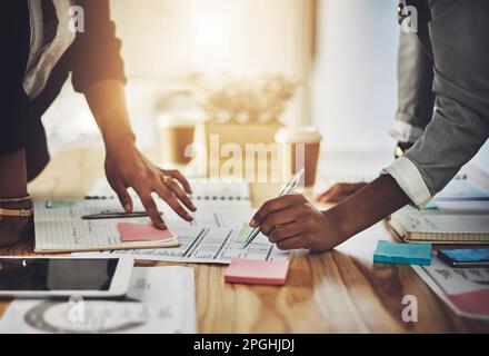 Exécuter leurs meilleurs plans. Gros plan de deux femmes d'affaires passant par la paperasse dans un bureau. Banque D'Images