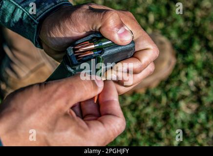 HECHI, CHINE - 22 MARS 2023 - des policiers armés chargent des balles dans la ville de Hechi, dans la région autonome du Guangxi Zhuang, en Chine du Sud, à 22 mars 2023. Banque D'Images