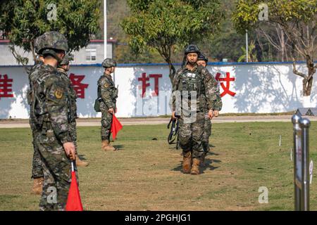 HECHI, CHINE - le 22 MARS 2023 - des policiers armés avancent vers la ligne de feu terrestre dans la ville de Hechi, province de Guangxi, Chine, 22 mars 2023. Banque D'Images