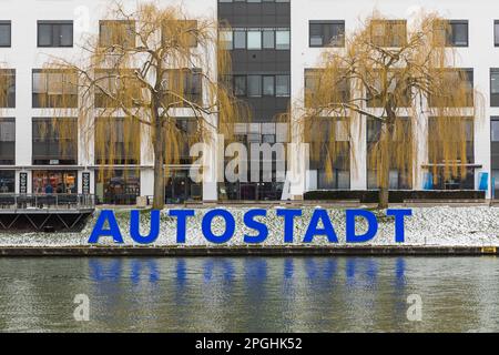 Wolfsburg, Allemagne – 9 mars 2023 : signalisation de Volkswagen Autostadt sur la rive du canal Mittelland Banque D'Images