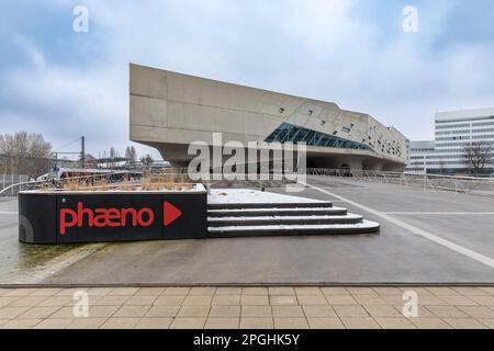 Wolfsburg, Allemagne – 9 mars,2023: Centre scientifique Phaeno, un centre scientifique interactif terminé en 2005. Banque D'Images