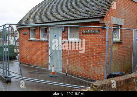 Clôturé pour l'entretien autorités locales petites toilettes publiques en brique dans une ville de marché du Suffolk Banque D'Images