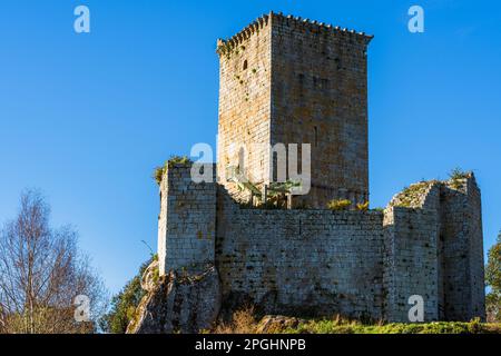 Galice, Espagne. Vieux château médiéval en ruines au sommet d'une colline Banque D'Images