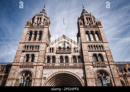 Londres, Royaume-Uni - 6th juin 2017 : l'extérieur du Musée d'Histoire naturelle de Londres, montrant le bâtiment original et les ajouts modernes. Banque D'Images