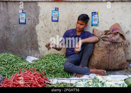 Légume Street vendor avec paytm cashless pay logo sur le mur à Paharganj, New Delhi, Inde Banque D'Images