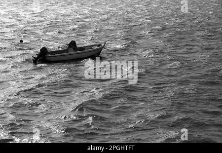 Petit bateau de plaisance amarré sur le port d'Alcochete Banque D'Images
