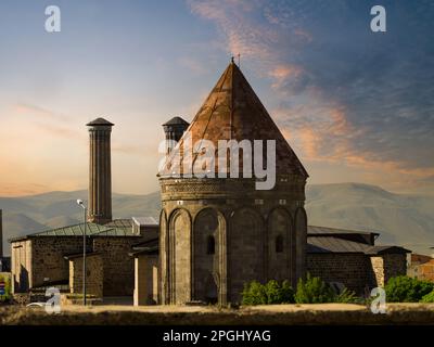 Deux mausolée Minaret Madrasa au coucher du soleil. C'est un des symboles d'Erzurum. Destinations de voyage en Turquie. Région de l'Anatolie orientale. Erzurum, Turquie Banque D'Images