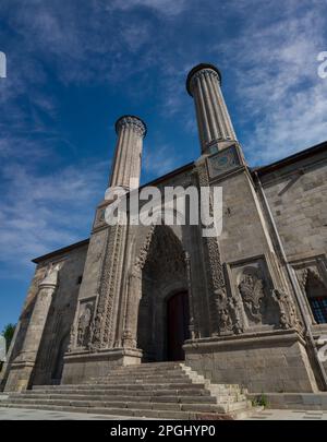 Destinations de voyage en Turquie. Twin Minaret Madrasa (turc: Çifte Minareli Medese). Bâtiment ancien islamique Banque D'Images