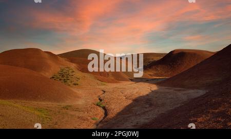 Rainbow Hills à l'heure de sınset. De magnifiques rochers dans la partie la plus occidentale de la Turquie en été. Campagne de Tuzluca - Igdir - Turquie Banque D'Images