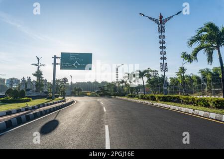 Badung, Indonésie. 22nd mars 2023. Les rues du village de Tuban sont vues vides pendant Nyepi. Bali célèbre Nyepi, ou le jour du silence, sur lequel ils ne travaillent pas, ne pas allumer les lumières, ne pas voyager, et ne vous laissez pas tenter par des indulgences, pour marquer le nouvel an hindou balinais Saka, qui tombe sur 22 mars 2023. (Photo de Dicky Bisinglasi/SOPA Images/Sipa USA) crédit: SIPA USA/Alay Live News Banque D'Images