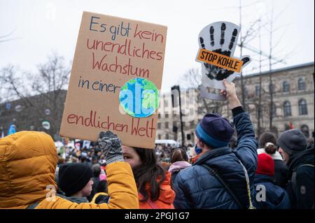 03.03.2023, Berlin, Allemagne, Europe - les militants du climat se sont ralliés à la grève mondiale du climat organisée par les vendredis pour le futur mouvement. Banque D'Images