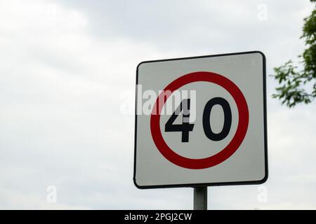 Panneau de limite de vitesse avec fond bleu ciel. Limite de vitesse européenne 40 km par heure. Avertissement de zone urbaine. Panneau de signalisation extérieure Banque D'Images