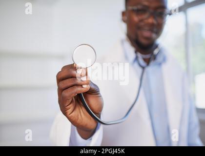 Gros plan sur le stéthoscope du médecin avec un médecin souriant en arrière-plan Banque D'Images