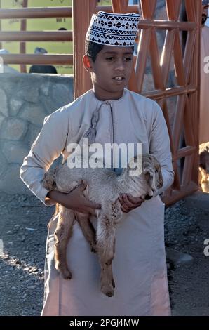 Garçon au marché de la chèvre du vendredi, Nizwa, Oman Banque D'Images