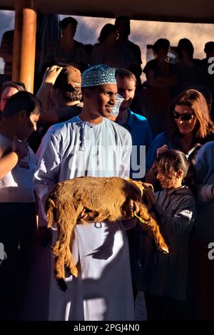 Garçon au marché de la chèvre du vendredi, Nizwa, Oman Banque D'Images