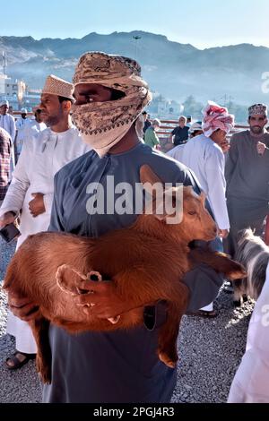 Garçon au marché de la chèvre du vendredi, Nizwa, Oman Banque D'Images