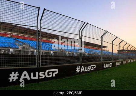 Albert Park, Melbourne. Jeudi 23 mars 2023. Le soleil se couche sur les stands en face de la tour 15 au circuit de rue Albert Park Formula 1 Grand Prix pendant la préparation de la piste. Crédit : Corleve/Alay Live News Banque D'Images