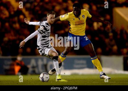 John Akinde de Colchester United et Ben Stevenson de Forest Green Rovers - Colchester United contre Forest Green Rovers, Sky Bet League Two, JobServe Community Stadium, Colchester, Royaume-Uni - 21st mars 2022 usage éditorial uniquement - des restrictions DataCo s'appliquent Banque D'Images