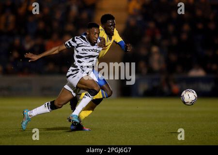 Brendan Wiredu de Colchester United et Ebou Adams de Forest Green Rovers - Colchester United / Forest Green Rovers, Sky Bet League Two, JobServe Community Stadium, Colchester, Royaume-Uni - 21st mars 2022 usage éditorial uniquement - restrictions DataCo applicables Banque D'Images