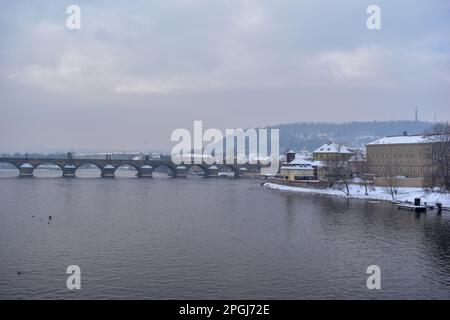 Romantique Snowy Château gothique de Prague avec le pont Charles, République tchèque. Prise en février 2021. Banque D'Images