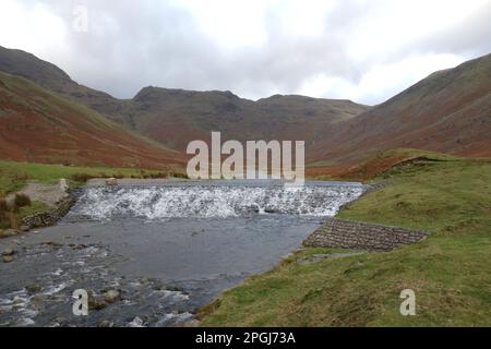 Le Mickleden Beck Weir et le Wainwright 'Rossett Pike' avec 'Buck Pike' et 'Black Crag' dans la vallée de Mickleden dans le parc national du Lake District. Banque D'Images