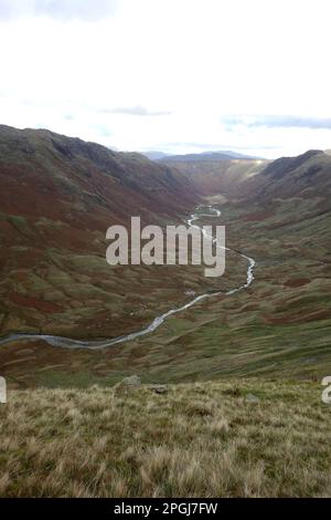 La vallée de Langstrath de Mansey Crag près du col du dessus du pieu sur la voie Cumbria dans le parc national de Lake District, Cumbria, Angleterre, Royaume-Uni. Banque D'Images