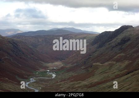 Le Crag du Wainwright 'Hergeant' au-dessus de la vallée de Langstrath à partir du sommet du col de pieu sur la Cumbria Way dans le parc national de Lake District. Banque D'Images