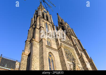 Prague, la place de la paix (Namesti Miru) quartier de Vinohrady, Théâtre de Vinohrady et la cathédrale Saint-Laurent Ludmila dans le quartier de Vinohrady, République tchèque Banque D'Images