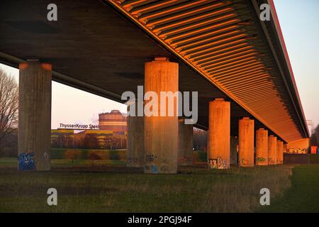 Pont d'autoroute Beeckerswerth de A 42 un steelwork ThyssenKrupp acier en lumière du soir, Allemagne, Rhénanie-du-Nord-Westphalie, région de la Ruhr, Duisburg Banque D'Images