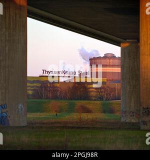 Pont d'autoroute Beeckerswerth de A 42 un steelwork ThyssenKrupp acier en lumière du soir, Allemagne, Rhénanie-du-Nord-Westphalie, région de la Ruhr, Duisburg Banque D'Images