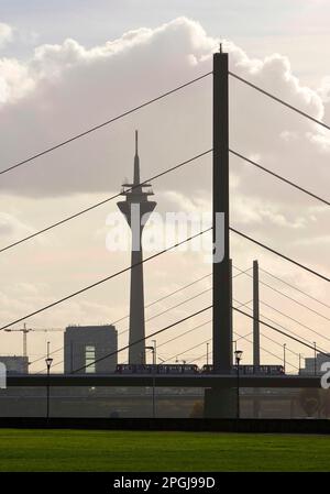 Pont de genou du Rhin en face de la tour du Rhin et de citygate, Allemagne, Rhénanie-du-Nord-Westphalie, Basse-Rhin, Düsseldorf Banque D'Images