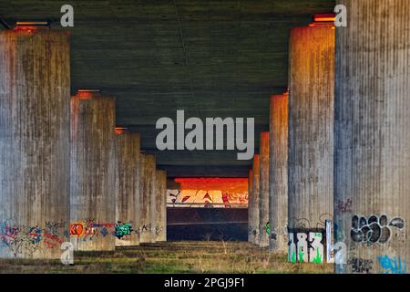 Lumière intense sous le pont Beeckerwerth de A42, Allemagne, Rhénanie-du-Nord-Westphalie, région de la Ruhr, Duisburg Banque D'Images