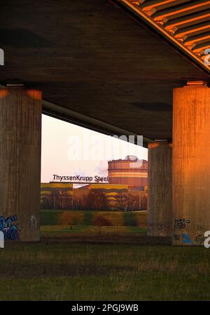 Pont d'autoroute Beeckerswerth de A 42 un steelwork ThyssenKrupp acier en lumière du soir, Allemagne, Rhénanie-du-Nord-Westphalie, région de la Ruhr, Duisburg Banque D'Images