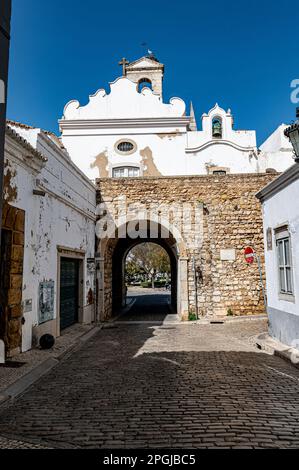 Arco da Vila, entrée de la vieille ville de Faro au Portugal Banque D'Images