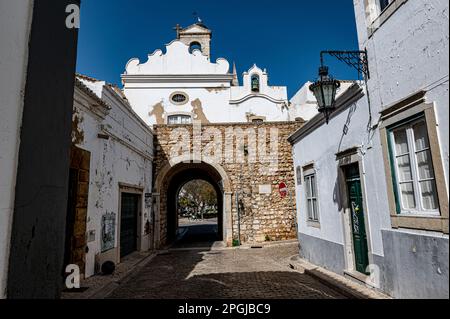 Arco da Vila, entrée de la vieille ville de Faro au Portugal Banque D'Images