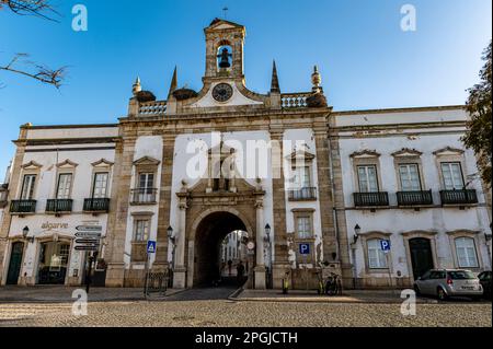 L'arcade néo-classique monumentale de Faro mène à la vieille ville, avec des vestiges de mur mauresque d'origine Banque D'Images