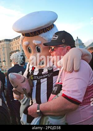 Fans du club de football de Grimsby Town à Brighton pour soutenir leur équipe Banque D'Images