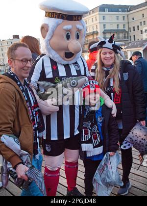 Fans du club de football de Grimsby Town à Brighton pour soutenir leur équipe Banque D'Images