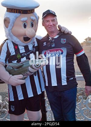 Fans du club de football de Grimsby Town à Brighton pour soutenir leur équipe Banque D'Images