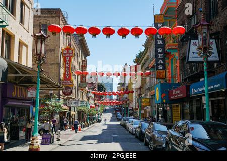 Quartier chinois de San Francisco avec lanterne traditionnelle de rue rouge de chine accrochée dans les rues. Banque D'Images