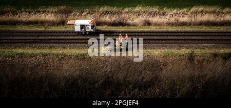 ESCH - Une photo de drone des employés de ProRail au travail sur la piste à Esch à Brabant. Les blaireaux ont creusé un système de tunnels sous la voie, ce qui a entraîné le fléchissement des rails. En raison de l'incident, aucun train ne relie Eindhoven et Den Bosch. ANP ROB ENGELAR pays-bas sortie - belgique sortie Banque D'Images