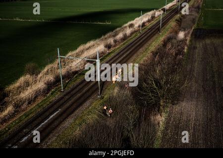 ESCH - Une photo de drone des employés de ProRail au travail sur la piste à Esch à Brabant. Les blaireaux ont creusé un système de tunnels sous la voie, ce qui a entraîné le fléchissement des rails. En raison de l'incident, aucun train ne relie Eindhoven et Den Bosch. ANP ROB ENGELAR pays-bas sortie - belgique sortie Banque D'Images