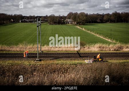 ESCH - Une photo de drone des employés de ProRail au travail sur la piste à Esch à Brabant. Les blaireaux ont creusé un système de tunnels sous la voie, ce qui a entraîné le fléchissement des rails. En raison de l'incident, aucun train ne relie Eindhoven et Den Bosch. ANP ROB ENGELAR pays-bas sortie - belgique sortie Banque D'Images