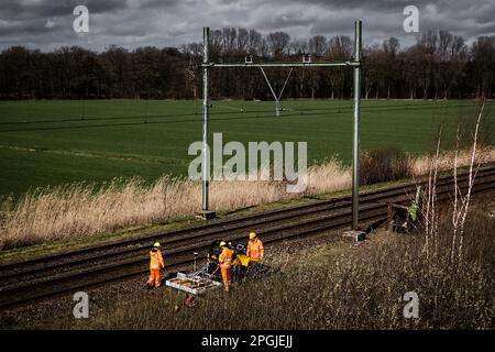 ESCH - Une photo de drone des employés de ProRail au travail sur la piste à Esch à Brabant. Les blaireaux ont creusé un système de tunnels sous la voie, ce qui a entraîné le fléchissement des rails. En raison de l'incident, aucun train ne relie Eindhoven et Den Bosch. ANP ROB ENGELAR pays-bas sortie - belgique sortie Banque D'Images