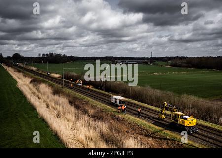 ESCH - Une photo de drone des employés de ProRail au travail sur la piste à Esch à Brabant. Les blaireaux ont creusé un système de tunnels sous la voie, ce qui a entraîné le fléchissement des rails. En raison de l'incident, aucun train ne relie Eindhoven et Den Bosch. ANP ROB ENGELAR pays-bas sortie - belgique sortie Banque D'Images